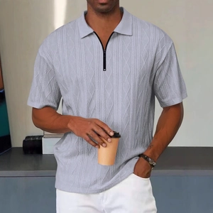 Polo da uomo grigio chiaro in maglia testurizzata con cerniera e vestibilità casual moda