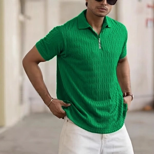 Polo homme vert à manches courtes avec col zippé et texture jacquard verticale