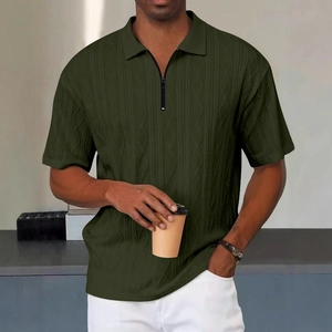Polo da uomo verde scuro con trama in maglia jacquard e cerniera indossata da modello