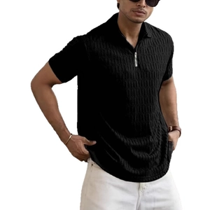 Polo homme noir à texture gaufrée avec coupe ajustée et fermeture éclair moderne