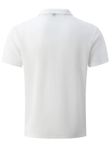 Vue arrière d'un polo blanc à manches courtes avec texture en maille gaufrée respirante