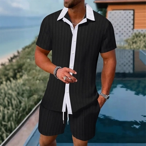 Ensemble d'été pour hommes avec chemise à manches courtes et short à bordures contrastées