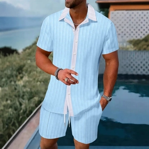 Ensemble de plage d'été pour homme avec chemise à manches courtes bleu ciel et short assorti