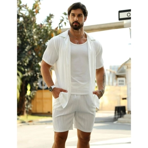 Détail d'un ensemble d'été blanc pour hommes avec chemise plissée et short texturé assorti