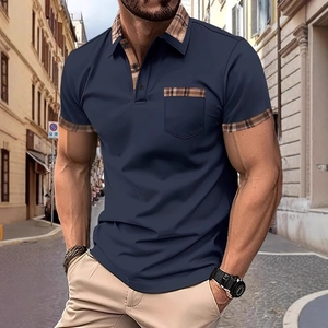 Polo homme bleu marine avec détails à carreaux sur le col et la poche en style urbain
