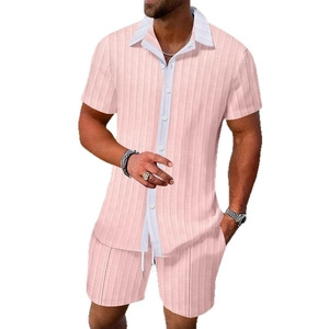 Ensemble d'été pour hommes en maille gaufrée avec chemise à manches courtes et short rose