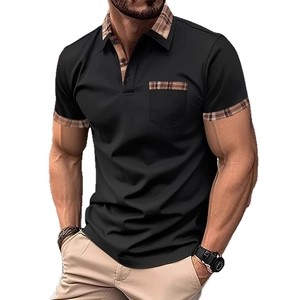 Polo homme noir à coupe ajustée avec col et détails de poche à carreaux marron