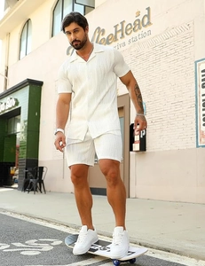Détail du tissu plissé texturé blanc sur chemise à manches courtes et short pour homme