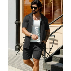 Ensemble décontracté noir pour homme avec chemise plissée à manches courtes et short assorti