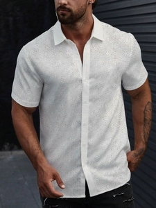 Détail d'une chemise blanche à manches courtes pour homme avec broderie anglaise ajourée