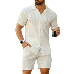 Détail d'un ensemble blanc pour hommes avec une texture plissée ondulée verticale