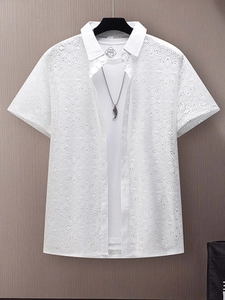 Détail d'une chemise blanche à manches courtes avec dentelle fleurie évidée et motifs géométriques