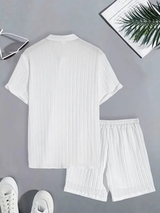 Dettaglio del tessuto plissettato bianco sul completo estivo da uomo con t-shirt e pantaloncini