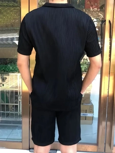 Vue arrière de l'ensemble décontracté plissé noir pour hommes avec texture verticale