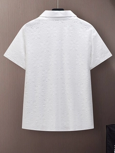 Vue détaillée d'une chemise blanche à manches courtes avec dentelle florale évidée