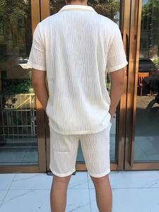 Vue arrière d'un ensemble chemisette et short blanc pour homme à texture ondulée