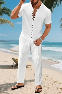 Dettaglio completo completo da uomo in cotone e lino bianco con bottoni in spiaggia
