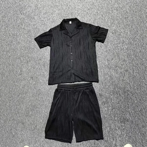 Détail de l'ensemble noir pour homme avec texture gaufrée sur chemisette et short d'été