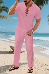 Dettaglio del set estivo in cotone e lino rosa con camicia Henley e pantaloni ampi