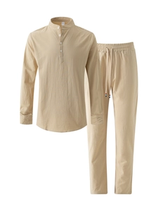 Vue détaillée d'un ensemble beige en lin avec chemise Henley et pantalon à cordon