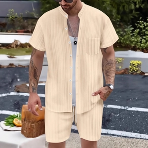 Completo estivo da uomo con camicia a maniche corte a righe e pantaloncini beige