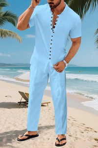 Dettaglio del tessuto in misto lino azzurro su questo completo da spiaggia da uomo
