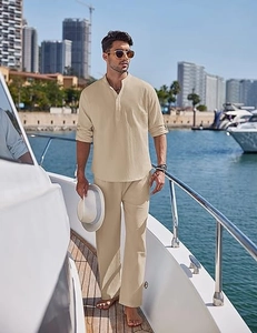 Détail de la chemise en lin beige pour hommes sur un yacht avec vue sur le port bleu