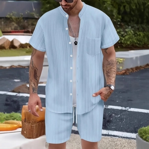 Completo estivo da uomo azzurro a righe verticali con camicia corta e pantaloncini