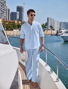 Détail de chemise Henley en mélange lin-coton bleu clair avec manches retroussées