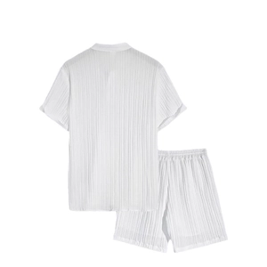 Completo estivo da uomo bianco con camicia plissettata e pantaloncini a trama testurizzata