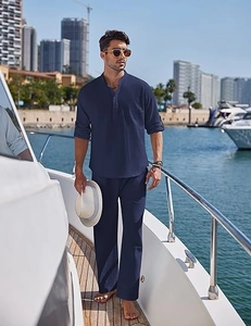 Ensemble chemise Henley et pantalon en lin bleu marine pour homme sur un pont de bateau