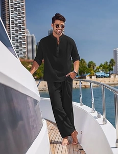 Ensemble chemise Henley manches longues et pantalon en lin noir pour homme sur un yacht