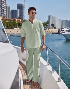 Détail d'un ensemble chemise Henley et pantalon en lin vert clair sur un bateau