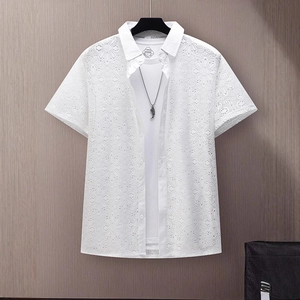 Chemise blanche à manches courtes pour homme avec motif dentelle ajourée et col à revers