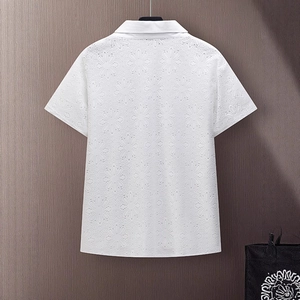 Chemise blanche à manches courtes pour homme avec motifs dentelle ajourés et col à revers