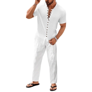 Completo casual da uomo in cotone e lino bianco con camicia a maniche corte e pantaloni