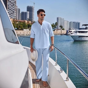 Ensemble homme en coton et lin bleu clair avec chemise Henley à manches longues et pantalon