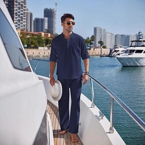 Ensemble chemise Henley et pantalon en lin bleu marine pour homme, style de vacances
