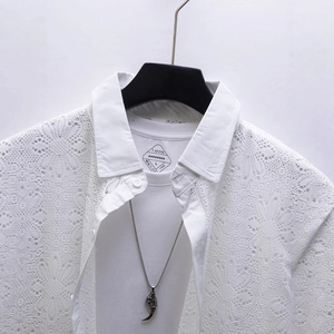 Chemise homme blanche en dentelle ajourée à manches courtes avec motifs fleurs géométriques