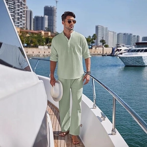 Ensemble deux pièces homme en lin vert sauge avec chemise Henley sur un yacht