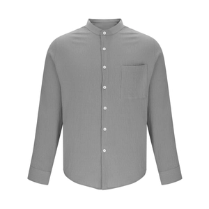 Detailaufnahme des grauen Langarmshirts mit Stehkragen und strukturierter Stoffoberfläche
