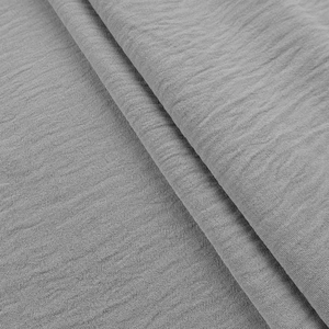 Detailansicht von grauem Hemdenstoff mit vertikaler Crinkle-Textur und weichem Fall