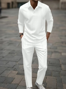 Détail rapproché de la texture tricotée géométrique blanche de l'ensemble polo pour hommes