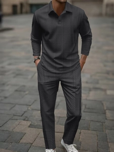 Détail de l'ensemble polo manches longues et pantalon pour homme avec motif zigzag