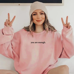 Felpa oversize rosa in pile per donna con slogan You Are Enough e cappello beanie