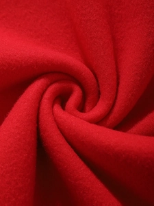 Dettaglio del tessuto in pile rosso di alta qualità con ombre morbide e colore intenso