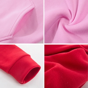 Détails des poignets côtelés, doublure polaire et poches latérales sur hoodies rose et rouge