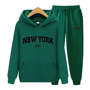 Détail du survêtement vert émeraude New York avec sweat à capuche et jogging