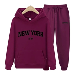 Détail du survêtement bordeaux New York avec sweat à capuche et pantalon de jogging assorti