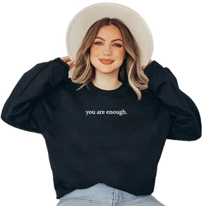 Felpa unisex nera foderata in pile con stampa 'you are enough' e vestibilità ampia